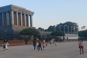 Tham quan lăng Bác từ sớm tinh sương. Ảnh: Bình Thanh