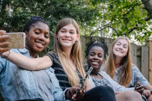 Thanh thiếu niên cần biết rằng, các bài đăng không phù hợp trên mạng xã hội sẽ ảnh hưởng đến cả người đăng và người đọc. Ảnh: INT