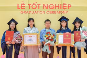 Kim Lài (bên trái) cùng cố vấn học tập và các bạn trong ngày tốt nghiệp. Ảnh: NVCC