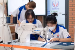 Học sinh trải nghiệm ngành học tại ngày hội tư vấn Tuyển sinh - Hướng nghiệp - Ngày Mở lần thứ 18 do Trường Đại học Sư phạm Kỹ thuật TPHCM tổ chức. Ảnh: V.T