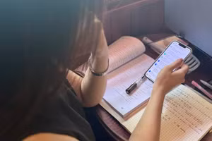 Sinh viên cần xem xét kỹ các văn bản thông báo học bổng và lựa chọn trung tâm du học chính thống. Ảnh minh họa: Thùy Linh 