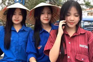 Thu Hà (bên trái) với các bạn trong đội văn nghệ của trường.