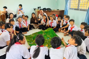 Học sinh Trường Phổ thông Dân tộc bán trú Tiểu học và THCS Trà Vân (Trà Linh, TP Đà Nẵng) tham gia hoạt động truyền thông phòng, chống thiên tai. Ảnh: NTCC