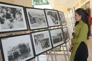 Đoàn viên trẻ xem triển lãm ảnh kỷ niệm 70 năm Chiến thắng Điện Biên Phủ (7/5/2024) tại TPHCM. Ảnh: Mạnh Tùng