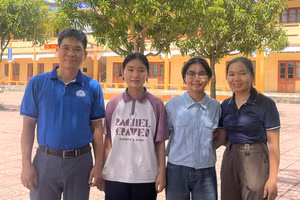 Gia đình hai chị em sinh đôi Thương Huyền, Thương Thảo cùng thầy chủ nhiệm Nguyễn Ngọc Nam. Ảnh: Hồ Lài