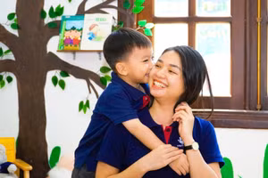 Niềm vui của giáo viên là được học sinh tìm đến tặng một món quà nhỏ thật ý nghĩa. Ảnh: Trường Mầm non Kindy