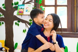 Niềm vui của giáo viên là được học sinh tìm đến tặng một món quà nhỏ thật ý nghĩa. Ảnh: Trường Mầm non Kindy