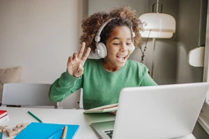 Trẻ em cần được tiếp xúc với ngoại ngữ trong suốt các hoạt động hằng ngày. Ảnh: INT.