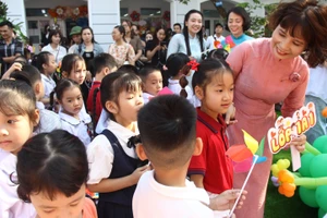 Cô trò Trường Tiểu học Vĩnh Tuy (Vĩnh Hưng, Hà Nội) trước thềm năm học mới 2025 - 2026. Ảnh: TG