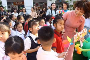 Cô trò Trường Tiểu học Vĩnh Tuy (Vĩnh Hưng, Hà Nội) trước thềm năm học mới 2025 - 2026. Ảnh: TG