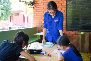 Đội Tình nguyện Hoa phượng đỏ, Trường THPT Hoàng Hoa Thám (Sơn Trà, Đà Nẵng) phụ đạo hè miễn phí cho trẻ em Làng SOS Đà Nẵng. Ảnh: NTCC