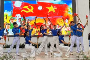 Học sinh Trường THPT Tây Thạnh biểu diễn văn nghệ kỷ niệm 95 năm Ngày thành lập Đảng Cộng sản Việt Nam. Ảnh: NTCC