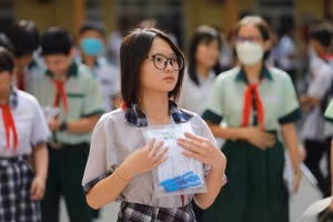 Thí sinh TPHCM sau khi kết thúc môn Tiếng Anh kỳ thi vào lớp 10 năm học 2024 – 2025. Ảnh minh họa: INT