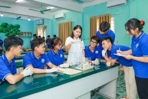 Cô và trò Trường THPT Kim Ngọc (Phú Thọ) trong giờ thực hành môn Hóa học. Ảnh: Đình Tuệ