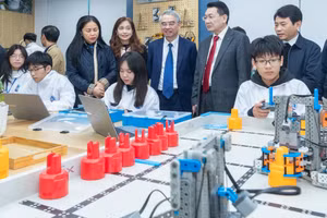 Giám đốc Sở GD&ĐT tỉnh Hưng Yên Phạm Đồng Thụy cùng các đại biểu tham quan phòng STEM tại Trường THPT chuyên Thái Bình.