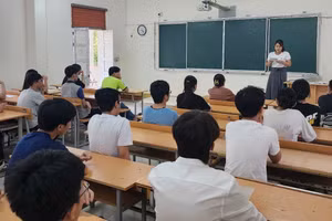 Thí sinh dự thi vào lớp 10 năm học 2024 - 2025 tại Trường THPT Trần Phú (Vĩnh Phúc). Ảnh: DTHU