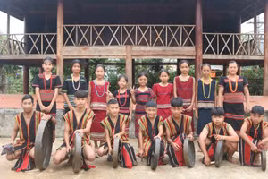 Đội cồng chiêng, múa xoang là học sinh ở các cấp học.