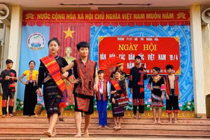 Học sinh Trường PTDT Nội trú huyện Hướng Hóa tham gia Ngày hội văn hóa các dân tộc.