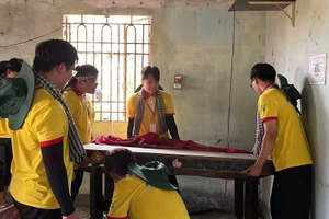 Sinh viên Trường ĐH Thủ Dầu Một dọn dẹp nhà cửa cho gia đình chính sách trong khuôn khổ Chiến dịch Xuân tình nguyện 2026. Ảnh: TDMU