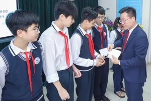 Tiến sĩ Lê Đức Thuận - Trưởng phòng GD&ĐT quận Ba Đình (cũ) động viên học sinh tham dự kỳ thi học sinh giỏi TP Hà Nội năm học 2023 – 2024. Ảnh: NVCC