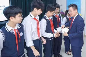 Tiến sĩ Lê Đức Thuận - Trưởng phòng GD&ĐT quận Ba Đình (cũ) động viên học sinh tham dự kỳ thi học sinh giỏi TP Hà Nội năm học 2023 – 2024. Ảnh: NVCC