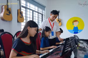 Chương trình AMEB giúp học sinh UKA hướng đến việc rèn luyện kỹ năng biểu diễn và cảm thụ âm nhạc chuyên nghiệp. Ảnh: UKA Gia Lai