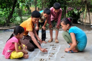 Tham gia trò chơi dân gian là một trong những hoạt động bổ ích cho trẻ trong mùa Hè. Ảnh minh họa: ITN.