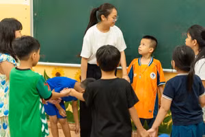 Huỳnh Khương Nguyên trong giờ dạy tiếng Anh miễn phí tại Trung tâm Bảo trợ trẻ em đường phố (Đà Nẵng). Ảnh: NVCC