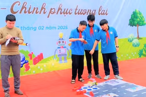 Học sinh Trường THCS Trường Thi (TP Vinh, Nghệ An) tham gia Ngày hội STEM. Ảnh: NTCC