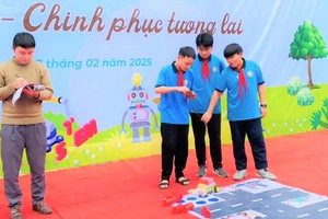 Học sinh Trường THCS Trường Thi (TP Vinh, Nghệ An) tham gia Ngày hội STEM. Ảnh: NTCC