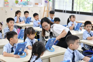 Lớp học thông minh giúp giáo viên giảm thời gian chuẩn bị bài giảng, đồng thời, tăng thời gian hỗ trợ học sinh. Ảnh minh họa: INT