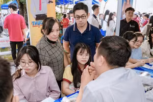Trường Đại học Nguyễn Tất Thành tư vấn tuyển sinh cho học sinh và phụ huynh. Ảnh: NTTU 