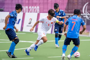 Dù không thể nhìn thấy nhưng người khiếm thị vẫn có thể chơi bóng bằng… tai. Ảnh: ITN.