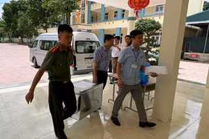 Đề thi được vận chuyển an toàn lên Điểm thi Trường THPT Mường Lát (Thanh Hóa). Ảnh: Thế Lượng