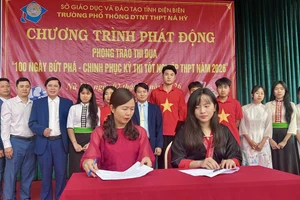 Cô, trò Trường PTDTNT THPT Nà Hỳ ký cam kết, thể hiện quyết tâm cao trong đợt “bứt tốc” này. Ảnh: NVCC