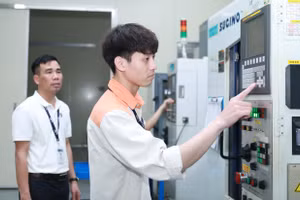 Sinh viên Trường Cao đẳng Lý Thái Tổ (Bắc Ninh) trong phòng thực hành với máy CNC. Ảnh: Đình Tuệ 