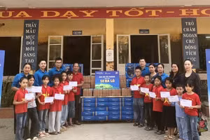 Ông Triệu Tiến Thịnh – Chủ tịch Hội Khuyến học tỉnh trao quà, học bổng cho học sinh các trường bị ảnh hưởng bão số 3 tại TP Yên Bái. Ảnh: Đức Hạnh