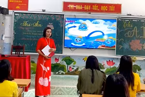 Giáo viên giới thiệu về tác phẩm của mình trong Cuộc thi thiết kế bài giảng ứng dụng trí tuệ nhân tạo (AI) tại Trường Tiểu học Trần Lãm (phường Trần Lãm). Ảnh: NVCC