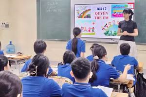 Một giờ dạy trên lớp của bà Nguyễn Thị Vân Hồng - Hiệu trưởng Trường THCS Chương Dương (Hồng Hà, Hà Nội).