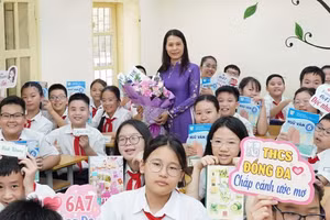 Cô trò Trường THCS Đống Đa, quận Đống Đa, Hà Nội. Ảnh: NTCC