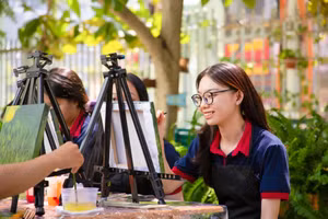 Sinh viên Viện Nghiên cứu và Đào tạo Việt - Anh (Đại học Đà Nẵng) tham gia buổi vẽ tranh được tổ chức vào cuối tuần. Ảnh: VNUK cung cấp