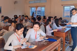 Học sinh Trường THPT Đầm Dơi (Cà Mau) được nhà trường thường xuyên hướng dẫn, định hướng chọn khối thi, nguyện vọng xét tuyển đại học. Ảnh: Q.A