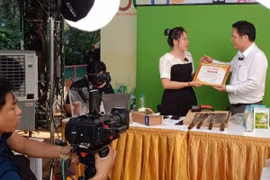 Nghề livestream ngày càng được nhiều doanh nghiệp ứng dụng để quảng bá sản phẩm. Ảnh: Quốc Hải