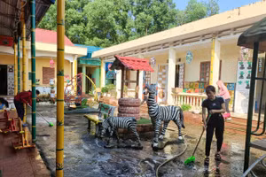 Cán bộ giáo viên Trường Mầm non Yên Trạch (huyện Phú Lương, Thái Nguyên) dọn dẹp khuôn viên để nhanh chóng đón học sinh quay trở lại. Ảnh: Phương Thảo. 