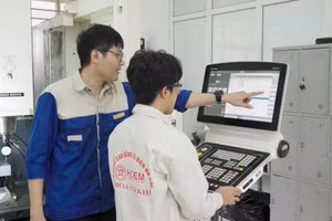 Sinh viên Trường Cao đẳng Cơ điện Hà Nội thực hành thao tác trên máy CNC. Ảnh: HCEM