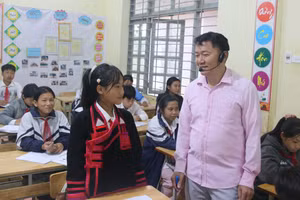 Học sinh Trường PTDTBT THCS Huổi Luông trao đổi với giáo viên tiếng Anh.