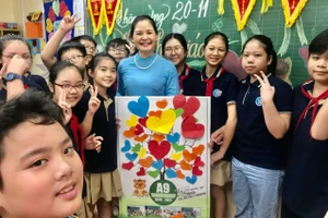 Học sinh tri ân nhà giáo Vũ Thị Cúc trong buổi lễ kỷ niệm Ngày Nhà giáo Việt Nam.
