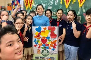Học sinh tri ân nhà giáo Vũ Thị Cúc trong buổi lễ kỷ niệm Ngày Nhà giáo Việt Nam.