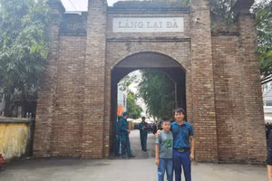 Hai bố con thầy Nguyễn Văn Tập có mặt tại thôn Lại Đà, xã Đông Hội, huyện Đông Anh từ sáng sớm ngày 25/7 để chờ viếng Tổng Bí thư Nguyễn Phú Trọng.