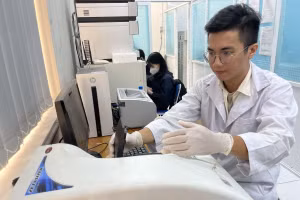 Lê Hoàng Nhật Nam thí nghiệm trong nghiên cứu chế tạo vật liệu giúp tăng hiệu quả điều trị viêm đại tràng. 